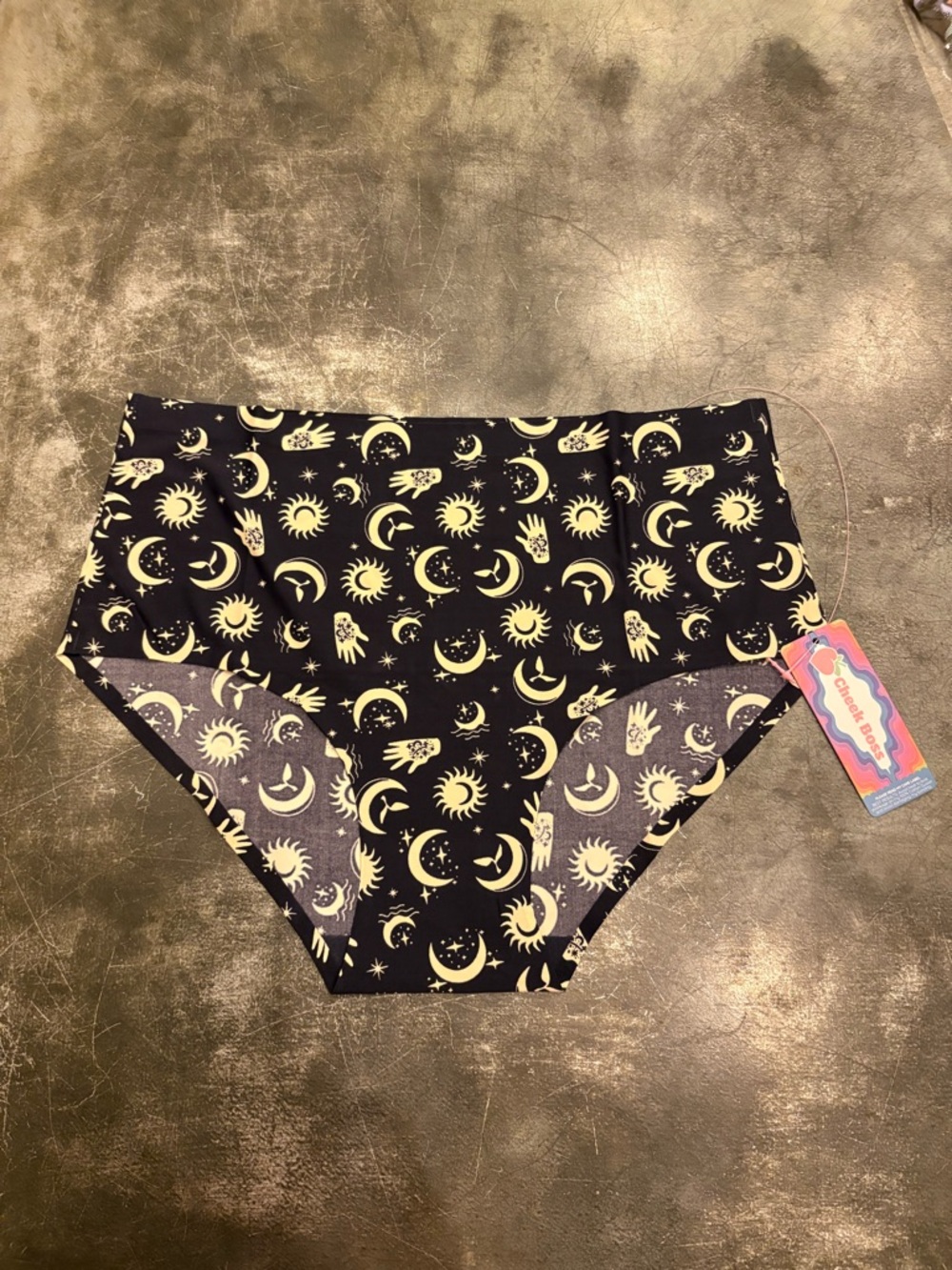 NWT, Women’s Cheek Boss high-waisted black panties, print of suns, large, Z60